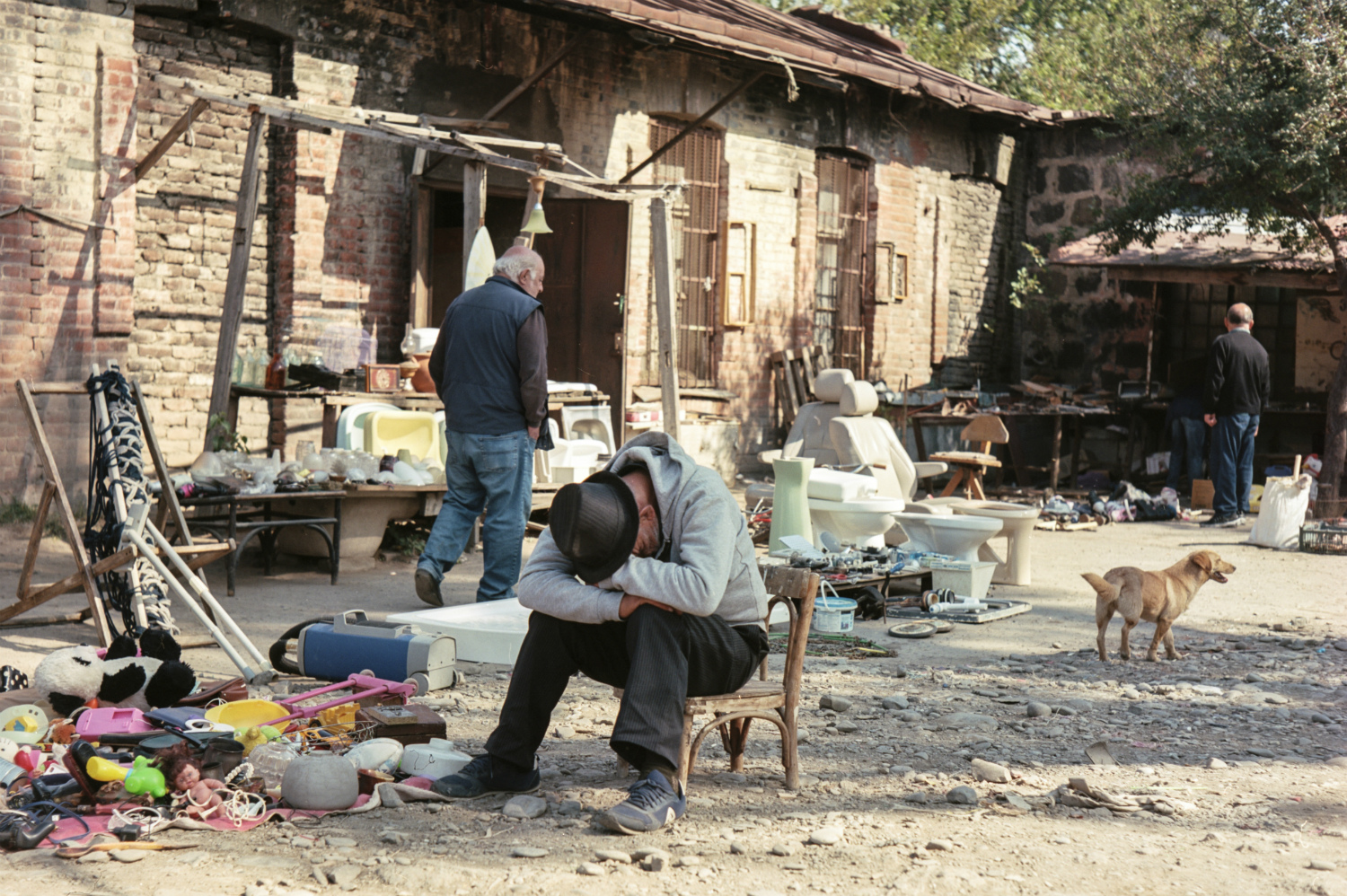 Tired street vendors can even sleep in the noisy bazaar. Photo: Sofi Mdivnishvili/OC Media.