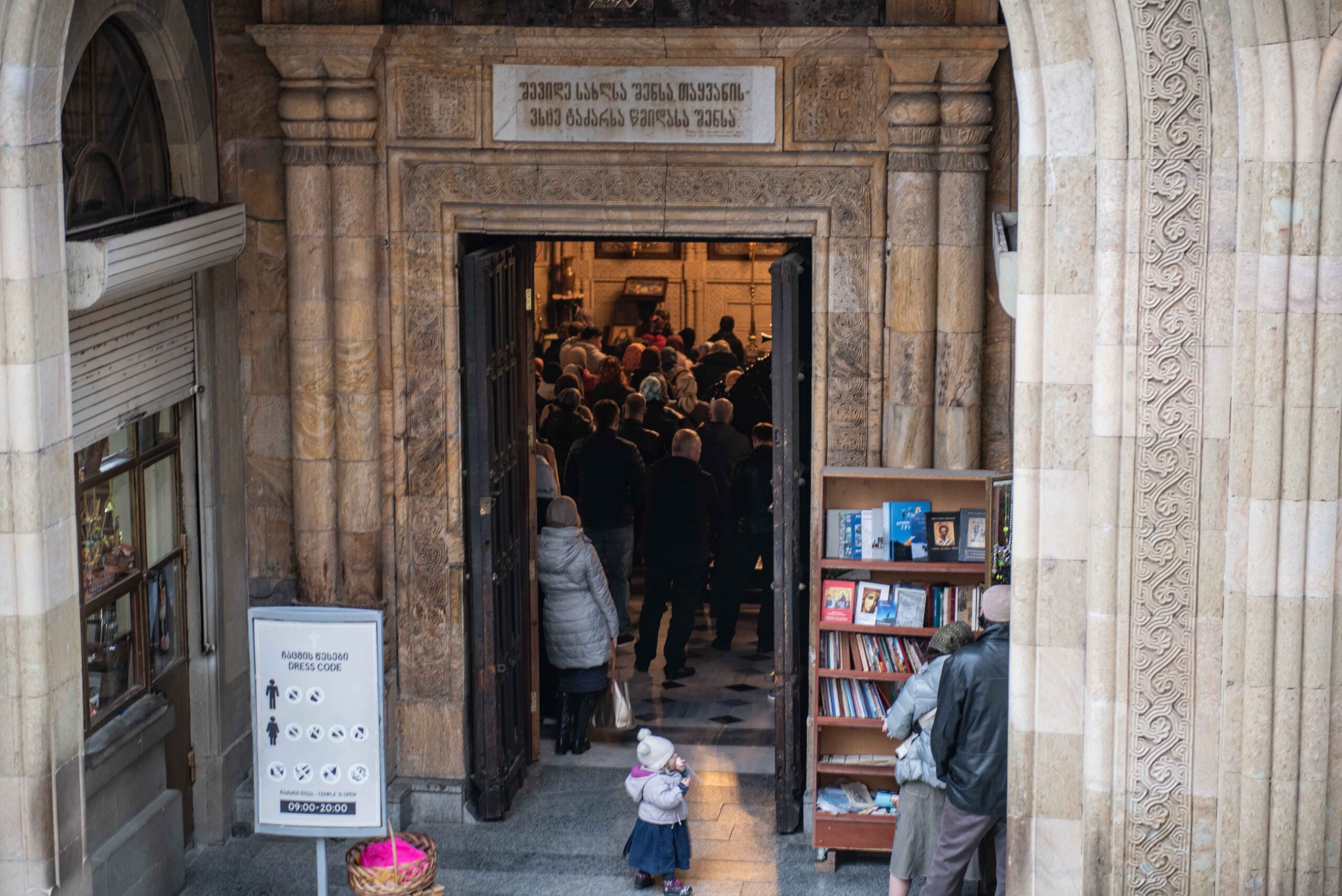 Worshippers, including young children, gathering inside Tbilisi’s Sioni Cathedral on 21 March despite a restriction on gatherings of 10 or more people. Photo: Mariam Nikuradze/OC Media.